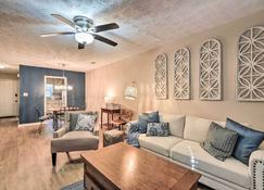 Charming Townhome with Yard about 25 Mi to Dtwn ATL - Fayetteville - Sala de estar