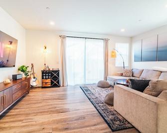Spacious 4-Bedroom Townhome / 2-Car Garage / Cruise Terminal - Long Beach - Living room