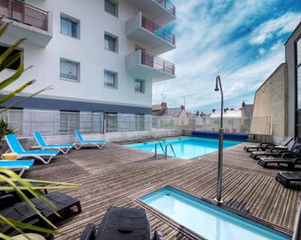 Comfort Aparthotel Saint-Nazaire Les Portes de l'Océan - Saint-Nazaire - Zwembad