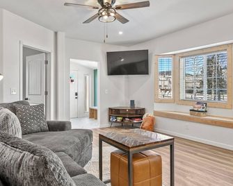 Newly Rennovated • Walking Distance to Downtown • Cripple Creek Donkies - Cripple Creek - Huiskamer