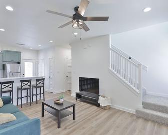 2-bedroom home with garage in Abilene - Abilene - Living room