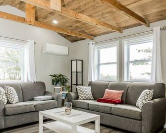 Elegant home away from home - Valley View - Middleton - Living room