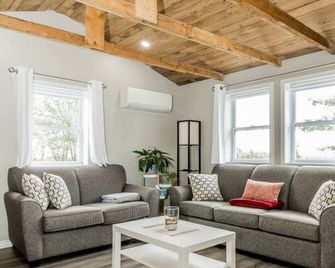 Elegant home away from home - Valley View - Middleton - Living room