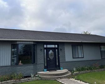 Spacious 4-bedroom house in brilliant Massena with WiFi, AC - Massena - Building