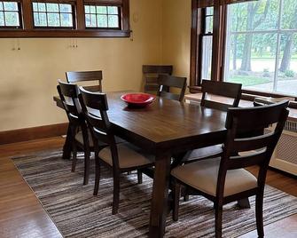 Amazing home near lake, parks, shopping and BVU! Perfect for summer vacation! - Storm Lake - Jídelna