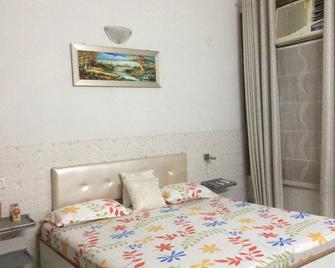 Cozy Home away from home - Kharar - Bedroom