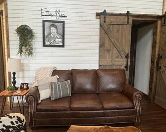 Etta’s Bin-Hot Tub-Lake-Luxury - Warroad - Living room