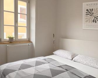 The apartment \'THREE\' in the former inn \'To hell\' in Marktbreit - Marktbreit - Schlafzimmer