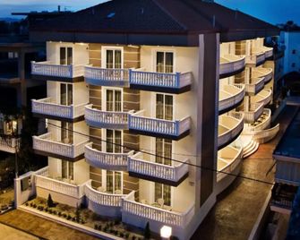 RG Status Hotel - Paralia - Gebouw