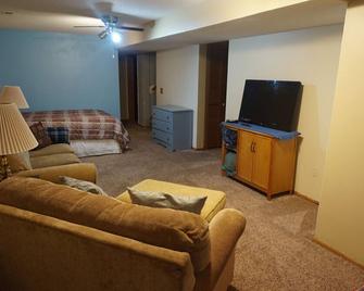 Large Ranch Style Home That is Great for a Family or Guests That Want Space - Urbandale - Living room