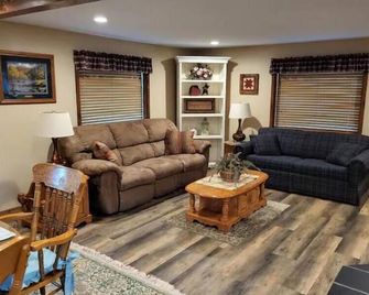 Peaceful Deer View Cabin 2 Br - Titusville - Sala de estar