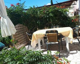 زورا هوليداي هوم - Beli - شرفة مرصوفة