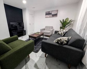 Basement 2 bedroom Unit at the heart of Yorkton - Yorkton - Soggiorno