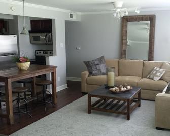 Walk, don't drive! Beautful 3/2 gated condo minuites from the Ole Miss Campus - Oxford - Living room