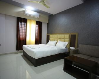 Treebo Sahara Suites 750 M From St Johns Medical College And Hospital - Bengaluru - Bedroom