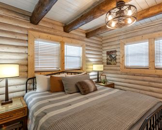 Magnificent Cabin with Spa and Luxurious Interior in Wyoming - Alpine - Bedroom