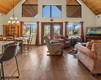 Expansive Deck and Stunning Sunset Views - Charming Rustic Retreat - Heber-Overgaard - Sala de estar