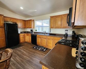 Spacious 3-Bedroom Eucalyptus House - McKinleyville - Cocina