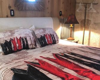 Cozy Texas-themed bungalow casita. Pet friendly. - San Antonio - Bedroom