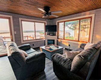 Modern lakefront cottage. 30 minutes to Lambeau Field! Bonfires, fishing, & more - Shawano - Living room