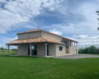Maison en pierre situé au milieu des champs de blé - Pern - Edificio