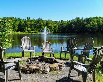 Breathtaking farmhouse with 4 bedrooms, Fishing, Kayaking, 6 acre pond! - Shickshinny - Patio