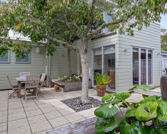 Spacious family home in Meadowbank| by Furnished Rentals - Auckland - Pati