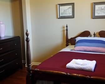 Eileen's Bed & Breakfast - Guest House - Hay River - Bedroom