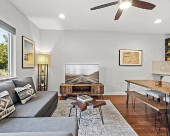 Home in Zilker | Private Large Backyard - Austin - Sala de estar