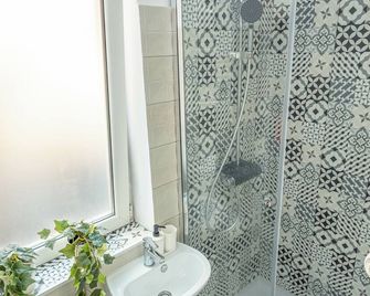 First Hostel Bucur 21 - Bucharest - Bathroom