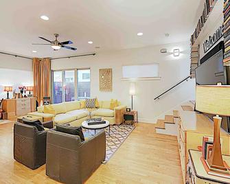 Luxury Home w/ Rooftop Deck, Putting Green | Walk to SoCo & Zilker Park - Austin - Living room