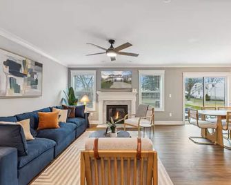 4mins DT Hot tub+ Fire Pit Game Room - Plymouth - Living room