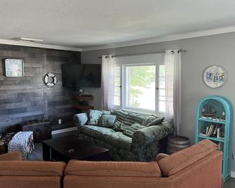 Boyne Mountain 5 minute drive and downtown strip 5 minute walk. - Boyne City - Sala de estar