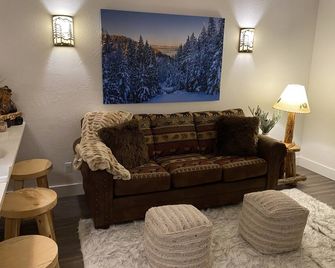 The Comfy Bear Cottage! Beautiful 2 bed/1bath home minutes from skiing and lake. - Sandpoint - Living room