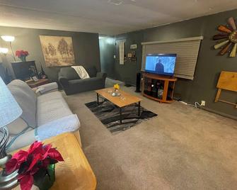 Charming 3-bedroom house with WiFi in Village of Clarkston - Clarkston - Living room