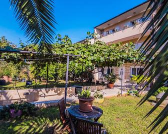 Apartment With a Garden - Pula - Patio