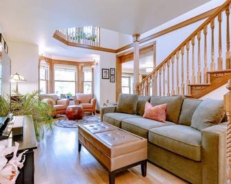 Enchanting Escape in Historic Littleton! - Littleton - Living room