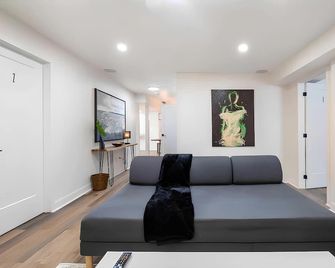Cheerful and Modern - Ottawa - Huiskamer