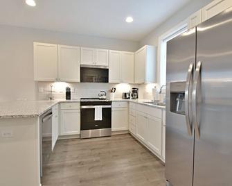 Charming Retreat – Cozy Comfort with Modern Amenities in Knoxville! Pet Friendly! - Knoxville - Kitchen