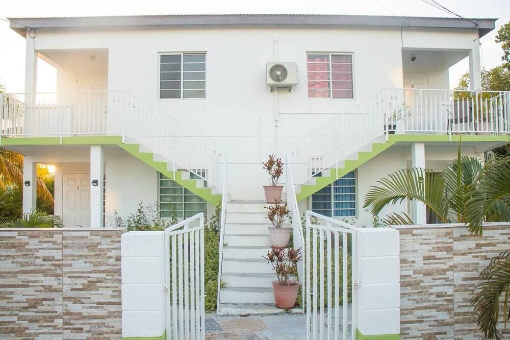 Lovely 2-Bedroom Apt Sleeps 3 Warm & Cosy - Saint John's - Bâtiment