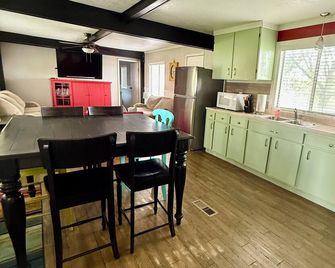 A nostalgic haven beautifully located moments from the Blackfoot Reservoir - Soda Springs - Kitchen