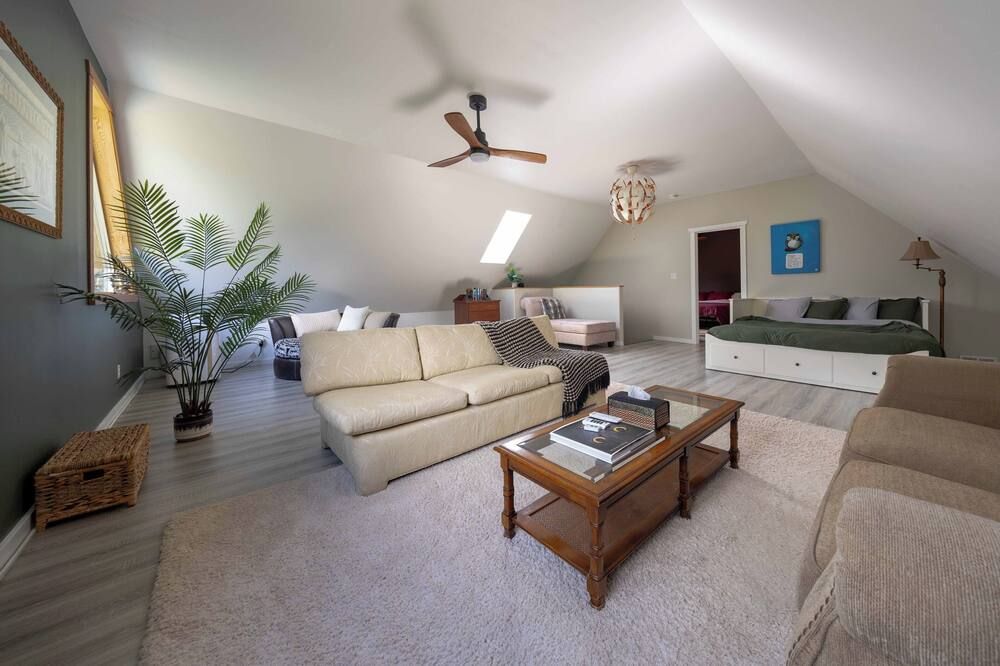 Secluded Retreat near Nelson & Castlegar with Fire Pit, 3 mins from the Beach! - Castlegar - Wohnzimmer