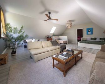 Secluded Retreat near Nelson & Castlegar with Fire Pit, 3 mins from the Beach! - Кастлгар - Вітальня