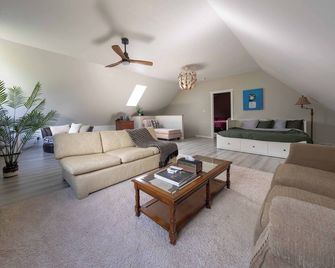 Secluded Retreat near Nelson & Castlegar with Fire Pit, 3 mins from the Beach! - Castlegar - Wohnzimmer