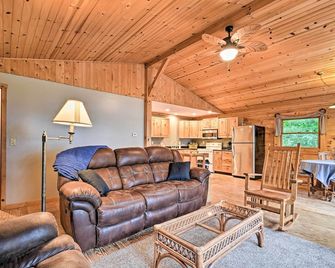 Cozy Amish Country Cabin on Shipshewana Lake! - Shipshewana - Sala de estar