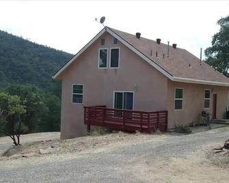 Scenery driving to Yosemite - Midpines - Building