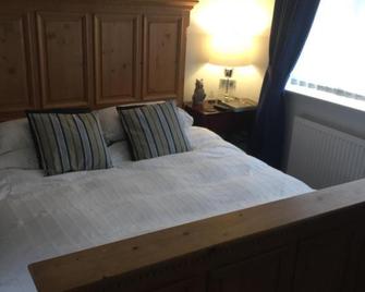 Beautiful private room with Kingsize bed and large private en-suite - Peterborough - Bedroom