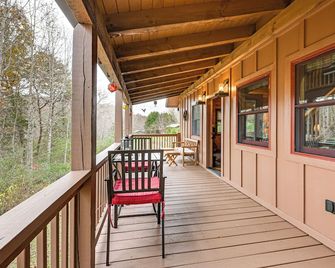 Cozy Couples Getaway with Hot Tub Fox Ridge Cabin - Whittier - Balcony