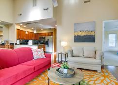 Condo with 2 Balconies and 3 Pools Less Than 2 Mi to Beach! - Rehoboth Beach - Living room