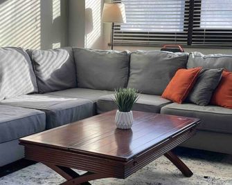 ☆unique 2bed Loft☆ Downtown Kc - Unity Village - Living room